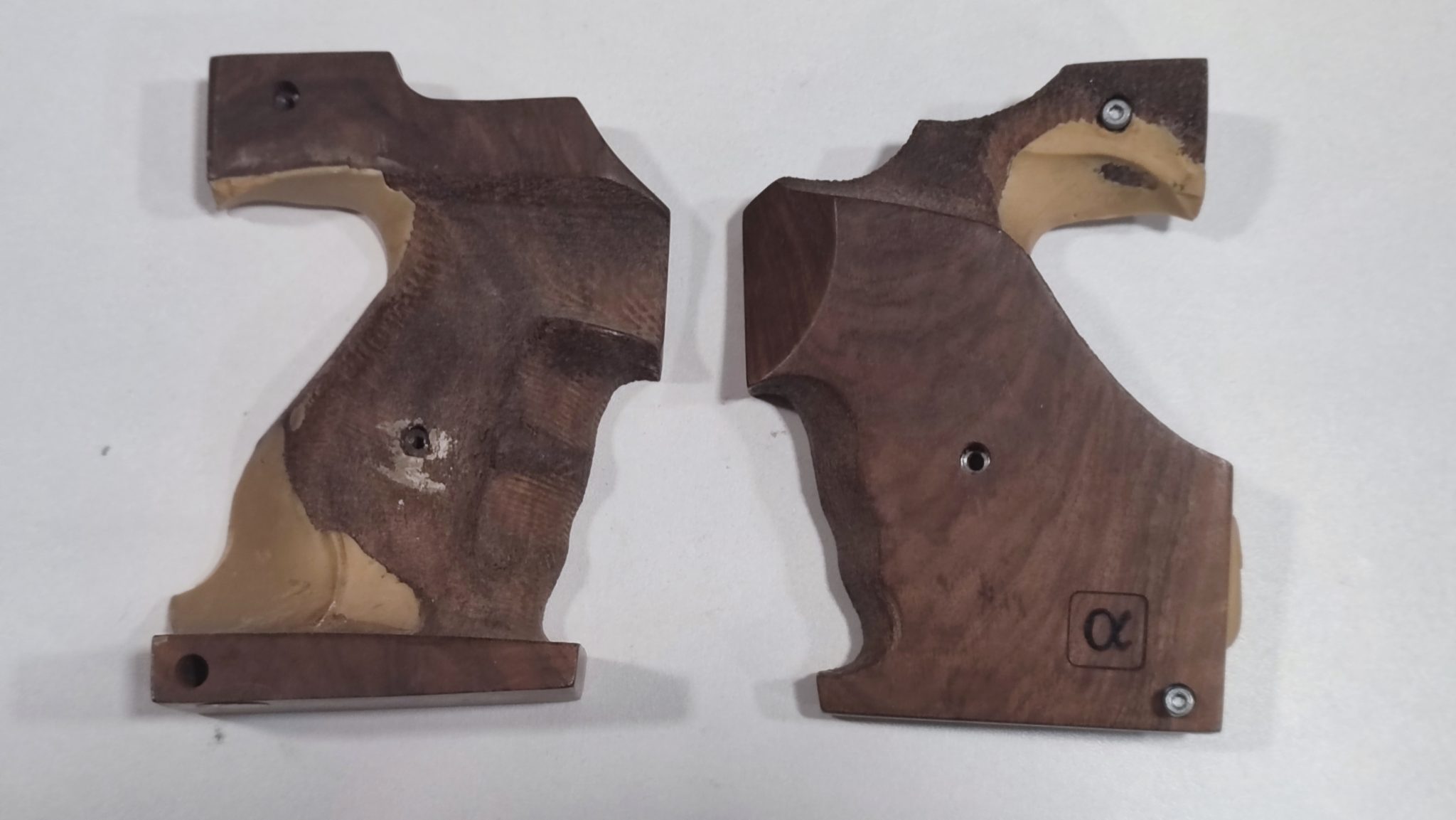 Poignées En Noyer Turc Fait Main Pour CZ 75B & 85B – Gravées, Style Bois Naturel, Ensemble Complet